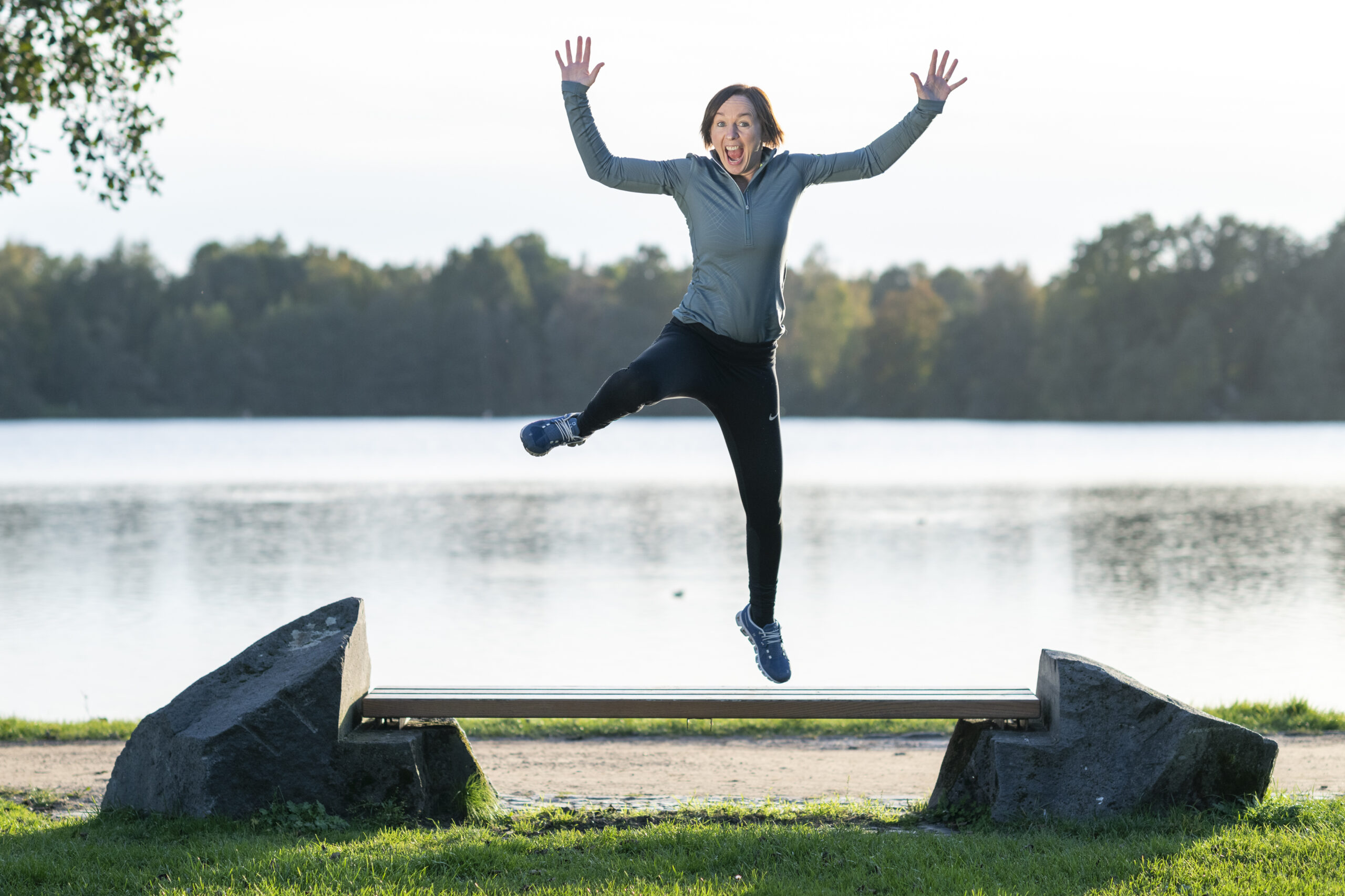 Melanie Schillinger springt am See vor Freude in die Luft
