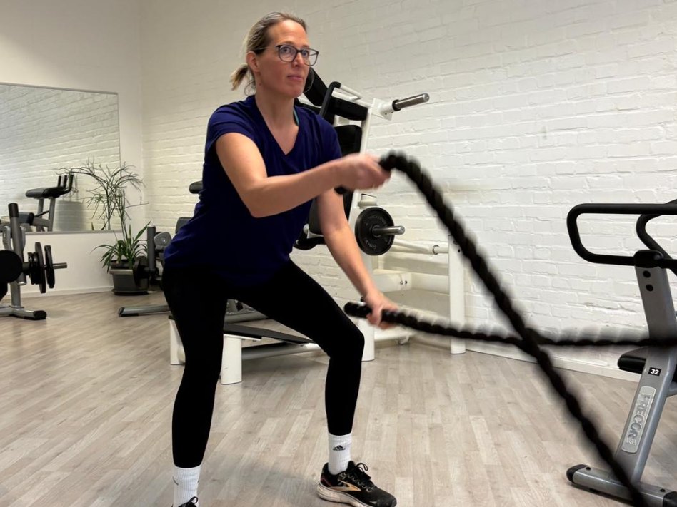 Judith Helmers beim Training mit dem Battle Rope