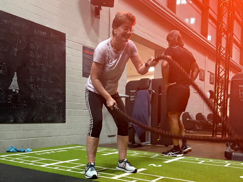 Ruth Fislage beim Training mit dem Battle Rope