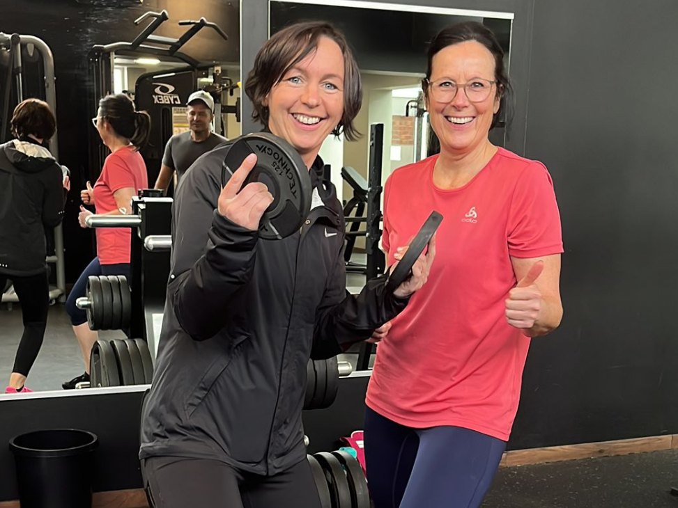 Susanne Netz beim Krafttraining mit Melanie