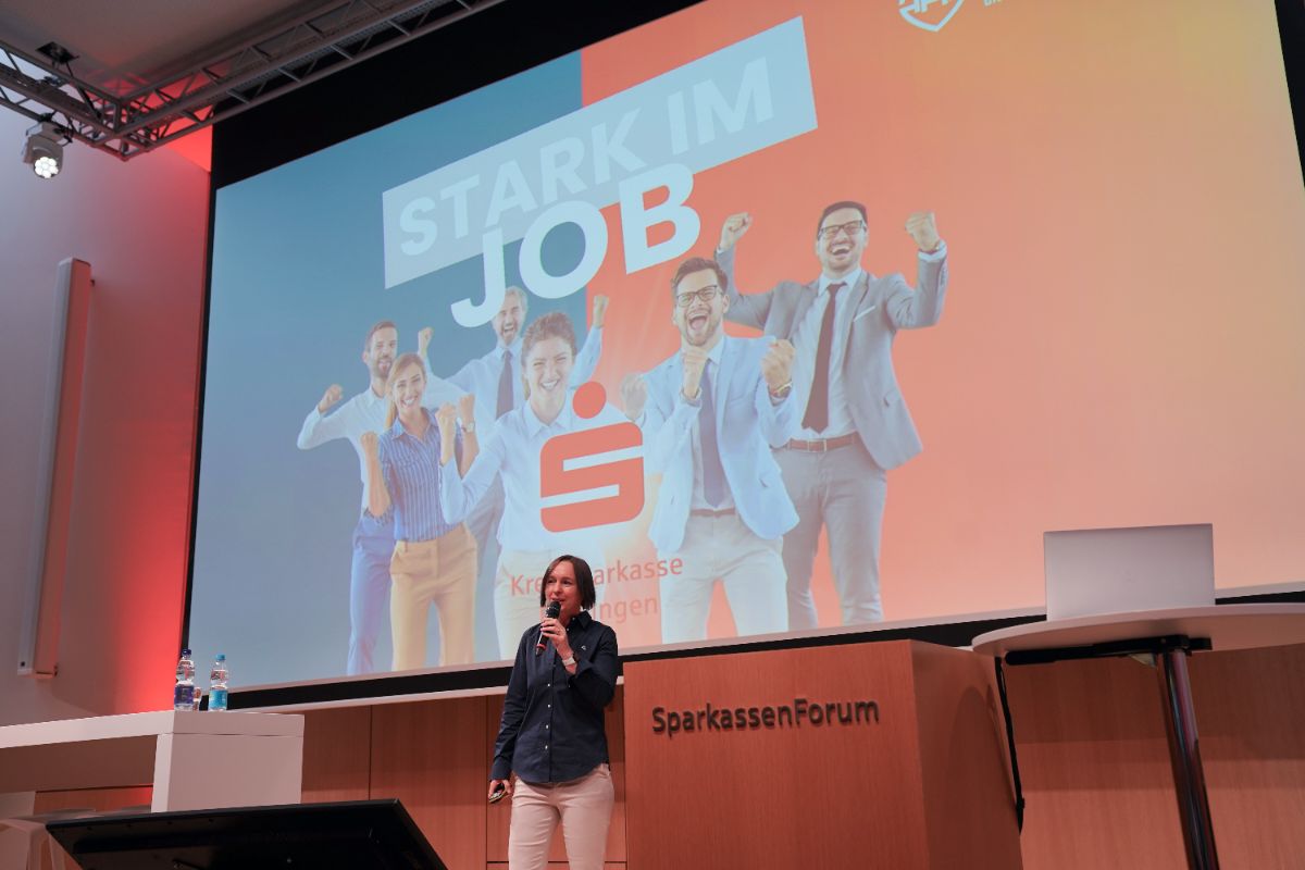 Melanie Schillinger bei der Personalversammlung der Kreissparkasse Böblingen — Auftakt für STARK IM JOB